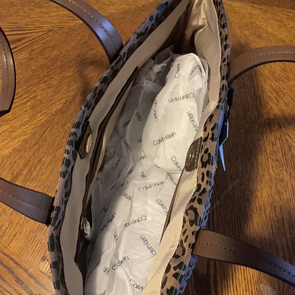 Brand new Calvin Klein purse. Never used - Picture 2 of 3